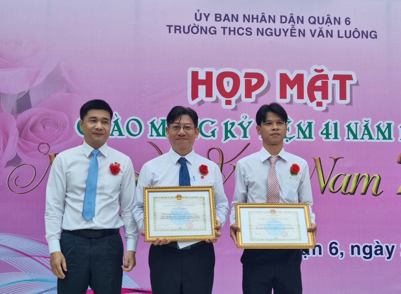 Thay mặt BHXH TP.Hồ Ch&amp;iacute; Minh, Ph&amp;oacute; Gi&amp;aacute;m đốc Trần Dũng H&amp;agrave; đ&amp;atilde; trao tặng Giấy khen tới tập thể Trường THCS Nguyễn Văn Lu&amp;ocirc;ng, thầy gi&amp;aacute;o Đinh Ph&amp;uacute; Cường - Hiệu trưởng của nh&amp;agrave; trường