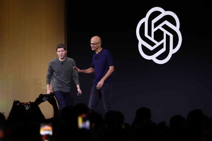 Sam Altman (phải) v&amp;agrave; CEO Microsoft Satya Nadella