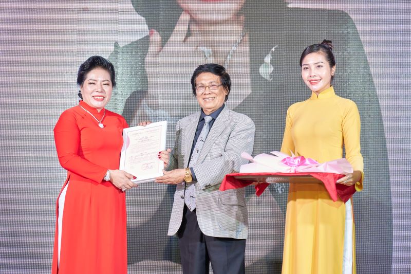B&amp;agrave; Hồ Thị Kim Lương được ch&amp;iacute;nh thức được bổ nhiệm chức danh Viện trưởng Viện nghi&amp;ecirc;n cứu ph&amp;aacute;t triển c&amp;ocirc;ng nghệ ng&amp;agrave;nh l&amp;agrave;m đẹp Quốc tế