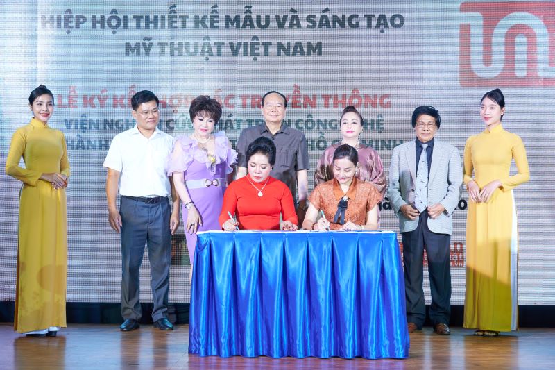 K&amp;yacute; kết với Viện Chăm s&amp;oacute;c Sức khỏe Sắc đẹp Việt