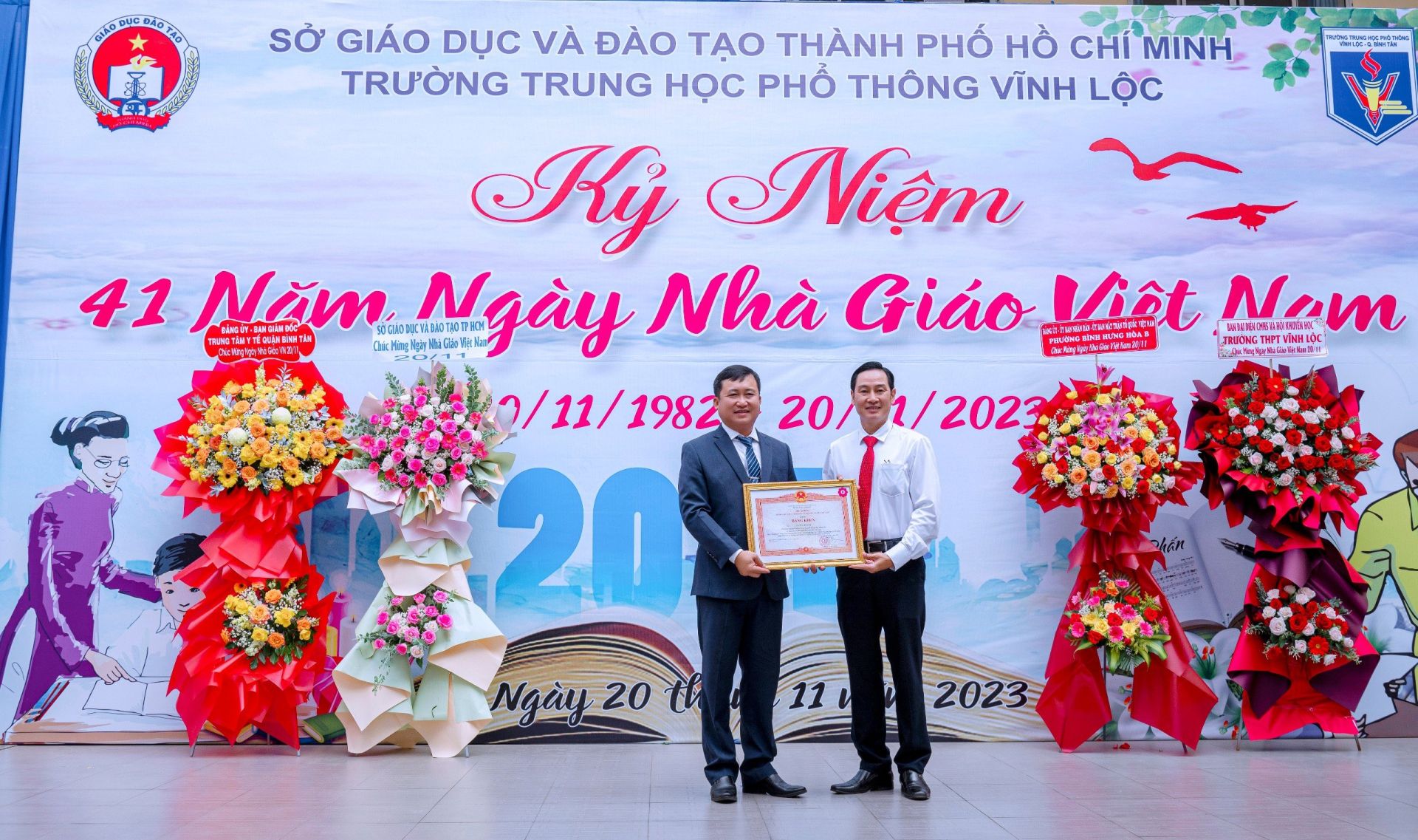 &amp;Ocirc;ng V&amp;otilde; Phi Rạng Đ&amp;ocirc;ng - UVBTV Trưởng ban Tổ Chức Đảng ủy Sở GD ,trao Bằng khen của Thủ tướng Ch&amp;iacute;nh phủ cho Thầy Ca Thanh T&amp;ograve;ng