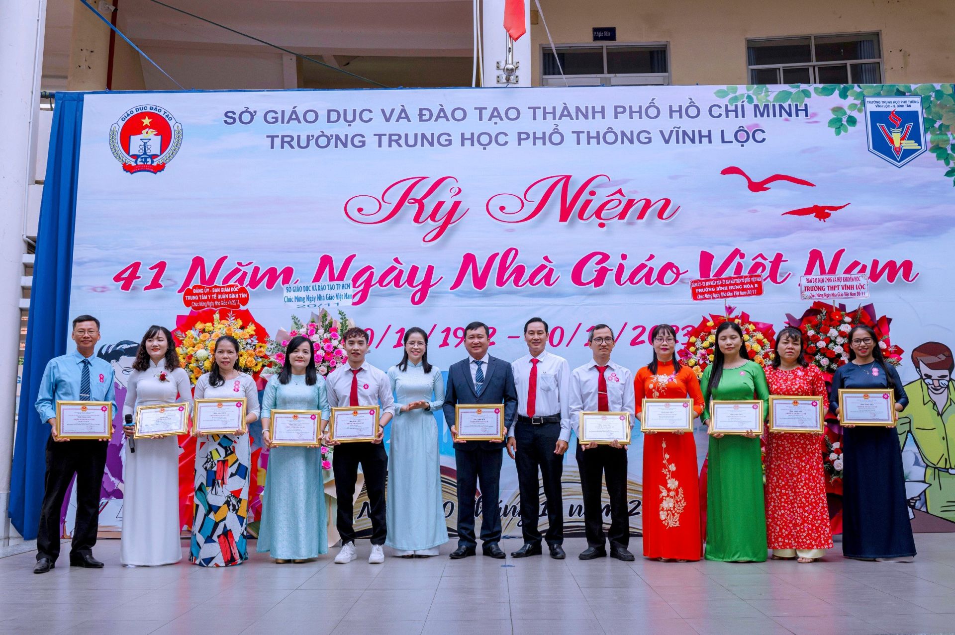 Khen thưởng cho c&amp;aacute;n bộ gi&amp;aacute;o vi&amp;ecirc;n ,nh&amp;acirc;n vi&amp;ecirc;n đạt th&amp;agrave;nh t&amp;iacute;ch trong năm học vừa qua