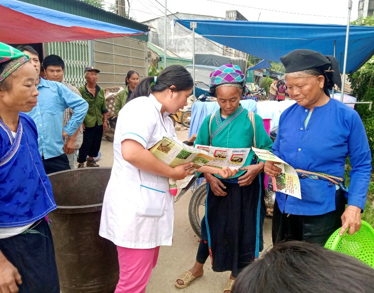 Ảnh minh họaC&amp;aacute;n bộ y tế ph&amp;aacute;t tờ rơi tuy&amp;ecirc;n truyền ph&amp;ograve;ng chống ngộ độc thực phẩm cho b&amp;agrave; con tại c&amp;aacute;c phi&amp;ecirc;n chợ. Ảnh Chi cục ATVSTP H&amp;agrave; Giang