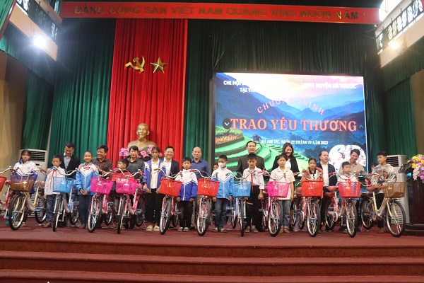 Chi hội BCTƯ trao tặng 25 chiếc xe đạp đến học sinh huyện v&amp;ugrave;ng cao B&amp;aacute; Thước