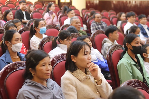 Người nh&amp;agrave; v&amp;agrave; c&amp;aacute;c em học sinh đến nhận qu&amp;agrave;