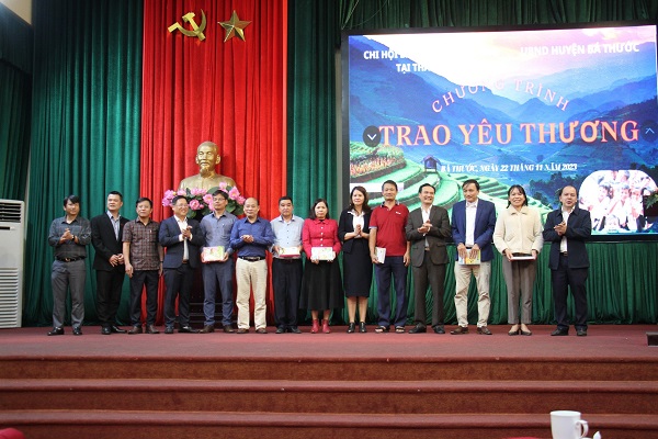 Đại diện gi&amp;aacute;o vi&amp;ecirc;n c&amp;aacute;c trường nhận s&amp;aacute;ch vở cho c&amp;aacute;c em học sinh