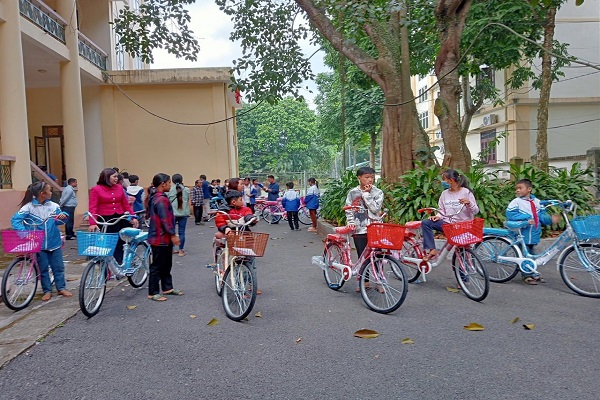 C&amp;aacute;c em học sinh vui mừng khi được nhận xe đạp mới