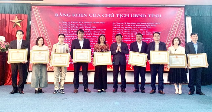 Đại diện c&amp;aacute;c DN, c&amp;aacute; nh&amp;acirc;n ti&amp;ecirc;u biểu nhận Bằng  khen tại Hội nghị