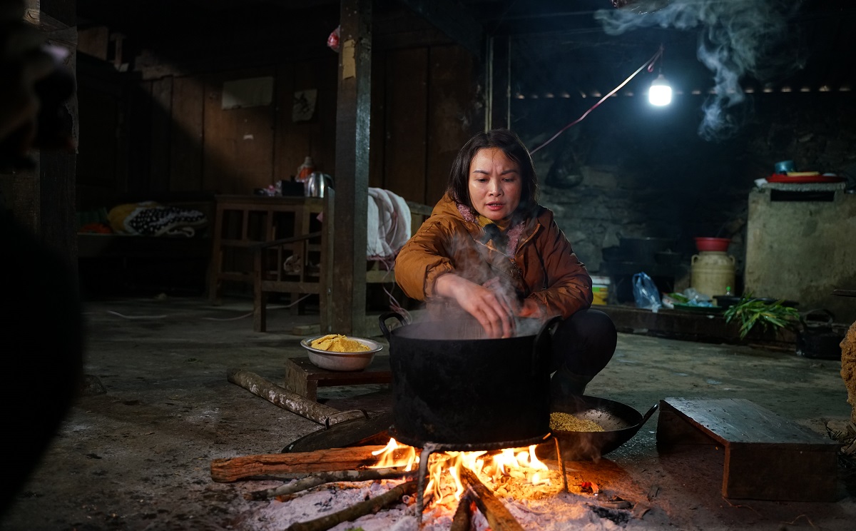 C&amp;ocirc; gi&amp;aacute;o tại điểm trường L&amp;ugrave;ng Pủng, H&amp;agrave; Giang chuẩn bị bữa ăn cho c&amp;aacute;c em học sinh