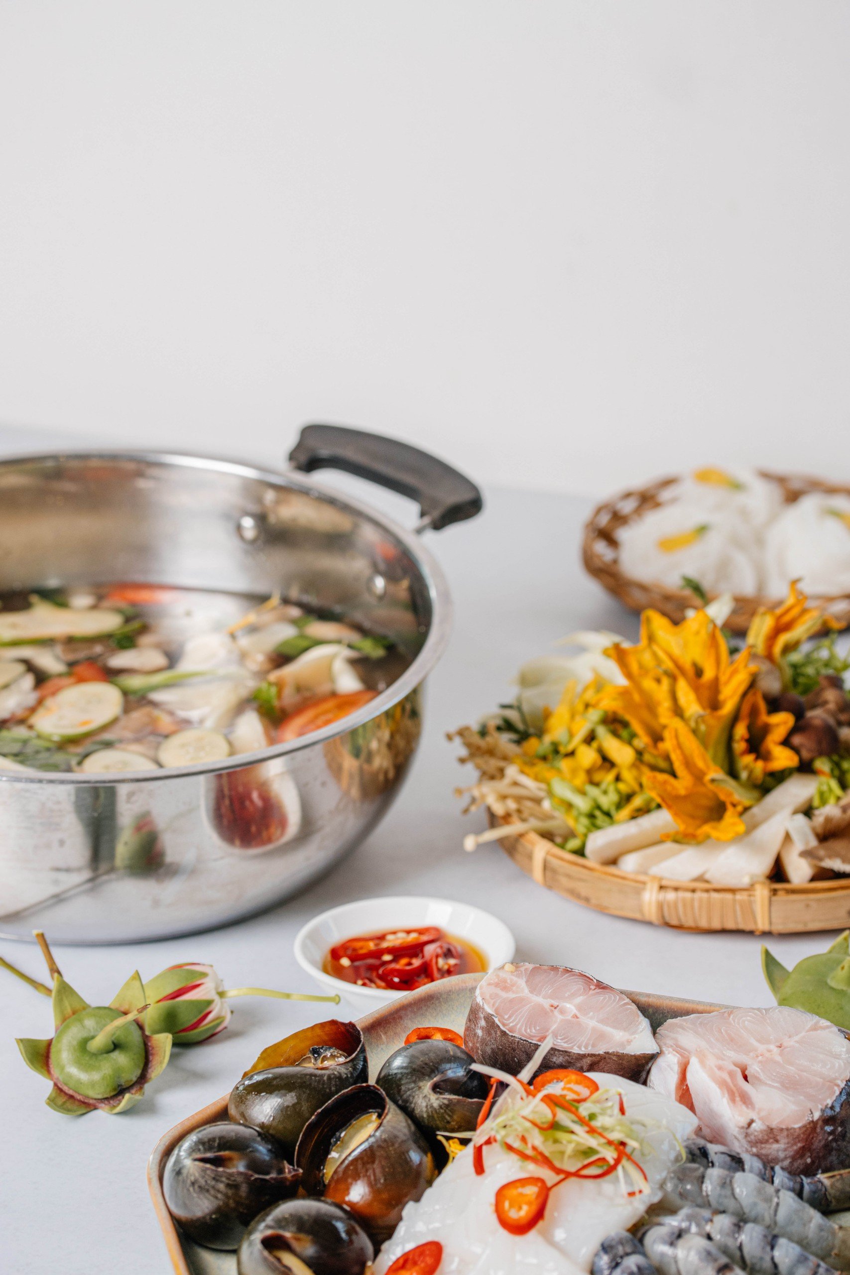 Lẩu hải sản nấu tr&amp;aacute;i bần (mọc đặc th&amp;ugrave; v&amp;ugrave;ng k&amp;ecirc;nh rạch T&amp;acirc;y Nam Bộ, vị chua thanh tao) d&amp;ugrave;ng k&amp;egrave;m với b&amp;uacute;n v&amp;agrave; rau thơm