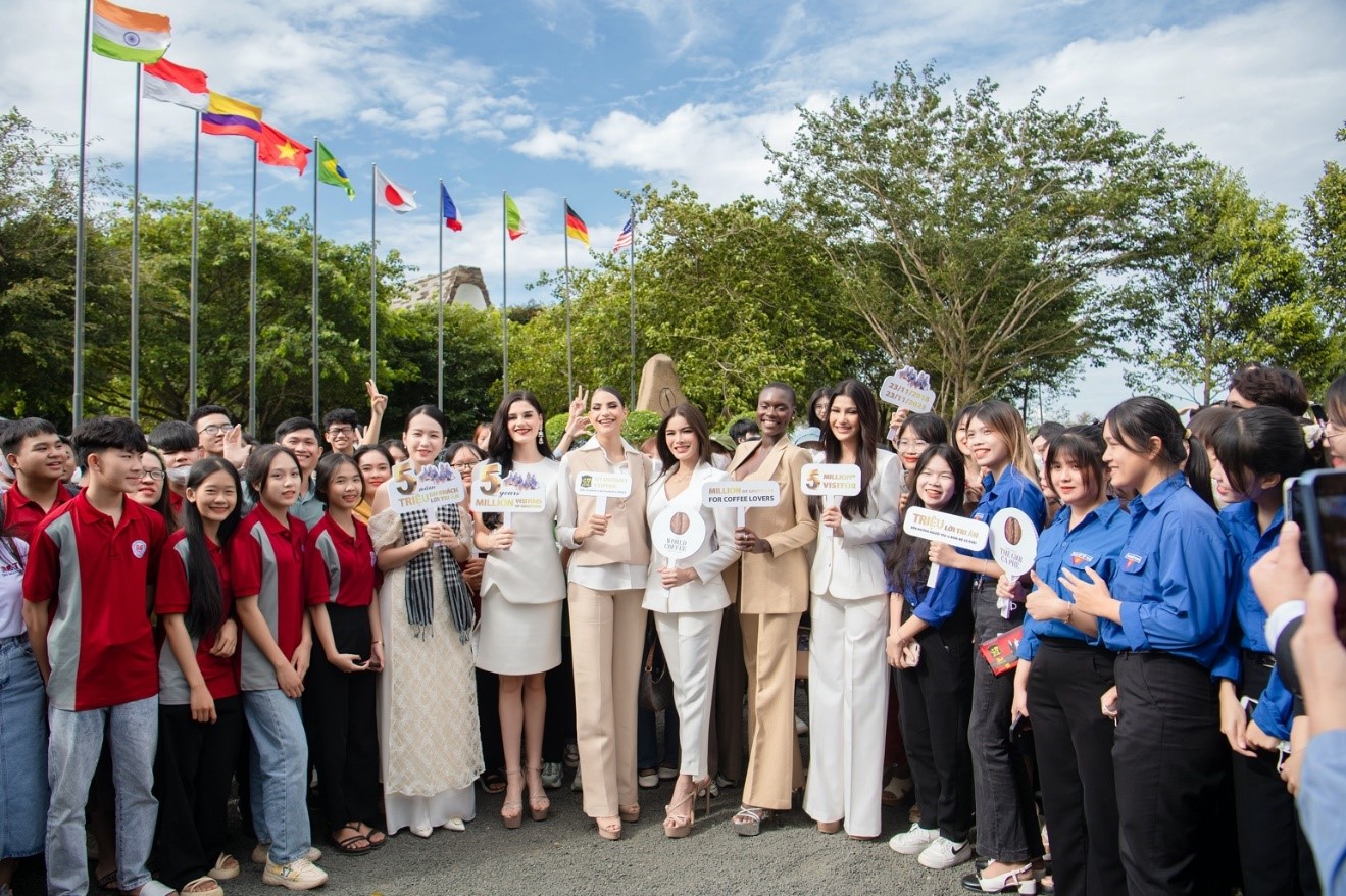 C&amp;aacute;c người đẹp Á h&amp;acirc;̣u 5 Hoa hậu Ho&amp;agrave; b&amp;igrave;nh quốc tế 2023 c&amp;ugrave;ng c&amp;aacute;c bạn trẻ chào mừng sự ki&amp;ecirc;̣n kỷ niệm 5 năm mở cửa Bảo t&amp;agrave;ng Thế giới c&amp;agrave; ph&amp;ecirc; v&amp;agrave; 20 năm G7 chinh phục to&amp;agrave;n cầu