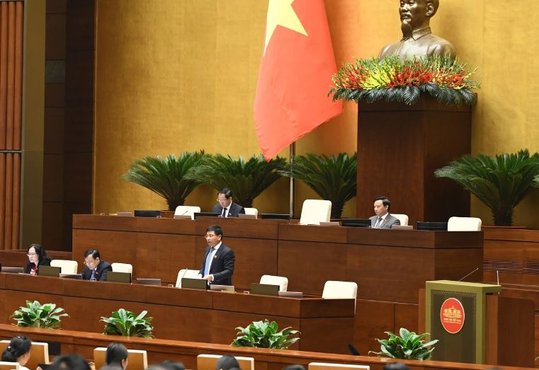 Bộ trưởng Bộ GTVT Nguyễn Văn Thắng giải tr&amp;igrave;nh một số nội dung được đại biểu Quốc hội quan t&amp;acirc;m.