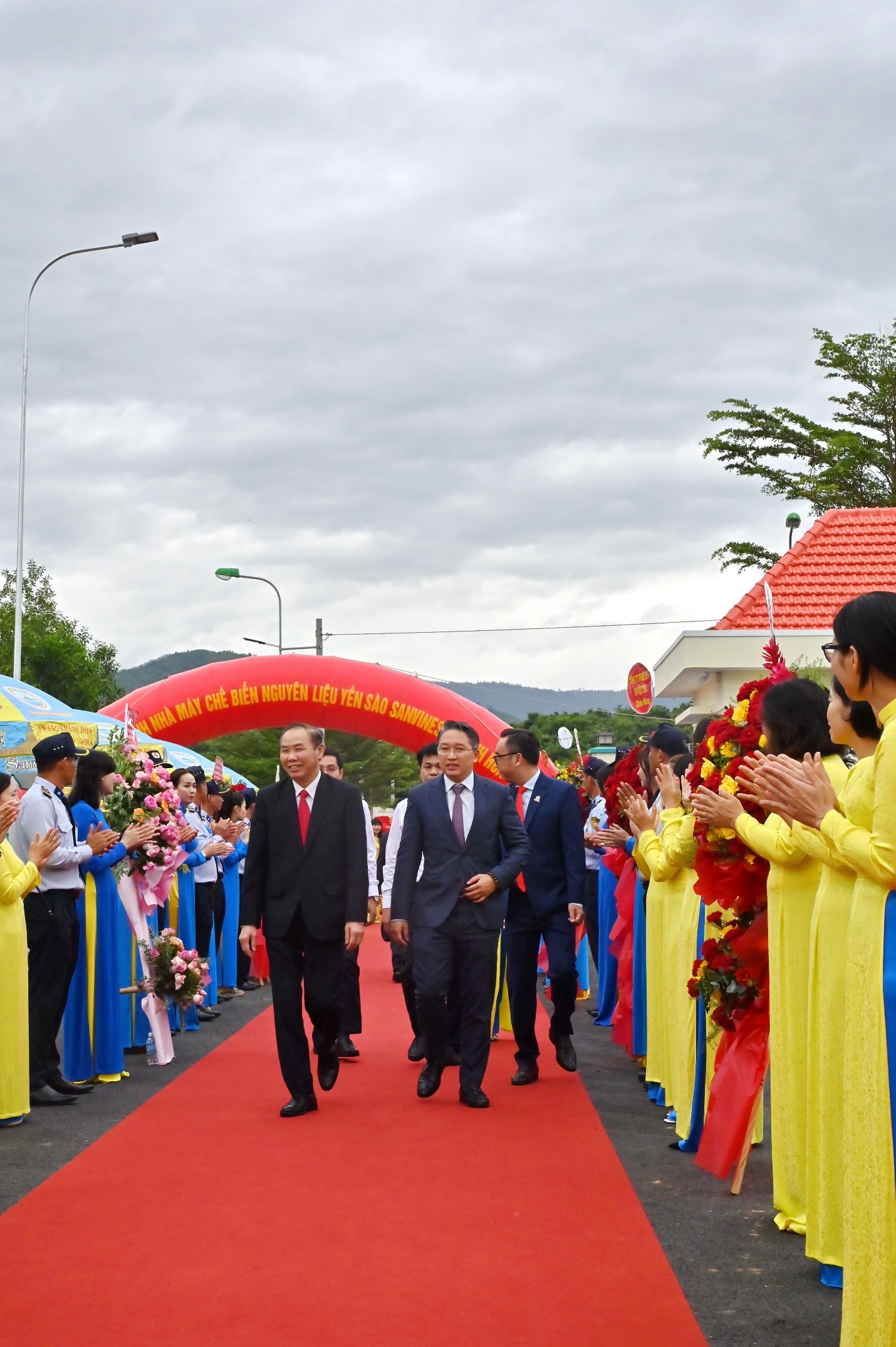Thứ trưởng Bộ N&amp;ocirc;ng nghiệp v&amp;agrave; Ph&amp;aacute;t triển N&amp;ocirc;ng th&amp;ocirc;n Ph&amp;ugrave;ng Đức Tiến, (tr&amp;aacute;i) Nguyễn Hải Ninh B&amp;iacute; Thư Tỉnh Ủy Kh&amp;aacute;nh H&amp;ograve;a (phải) dự Lễ kỷ niệm 20 năm x&amp;acirc;y dựng &amp;amp; ph&amp;aacute;t triển SANVINEST Lễ kh&amp;aacute;nh th&amp;agrave;nh Nh&amp;agrave; m&amp;aacute;y chế biến nguy&amp;ecirc;n liệu yến s&amp;agrave;o Sanvinest Kh&amp;aacute;nh H&amp;ograve;a tại cụm c&amp;ocirc;ng nghiệp S&amp;ocirc;ng Cầu.