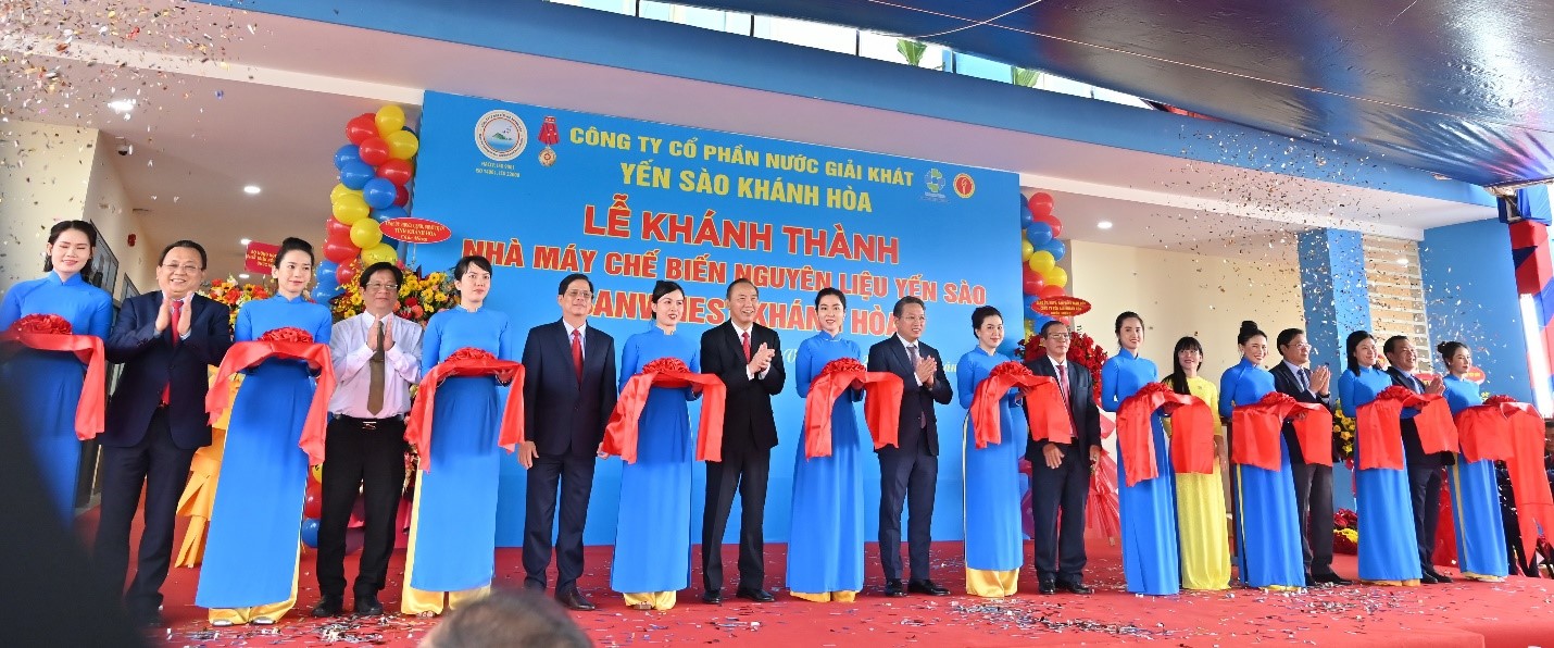 L&amp;atilde;nh đạo Trung ương v&amp;agrave; địa phương cắt băng kh&amp;aacute;nh th&amp;agrave;nh Nh&amp;agrave; m&amp;aacute;y Chế biến Nguy&amp;ecirc;n liệu Yến s&amp;agrave;o Sanvinest Kh&amp;aacute;nh H&amp;ograve;a tại cụm c&amp;ocirc;ng nghiệp S&amp;ocirc;ng Cầu.