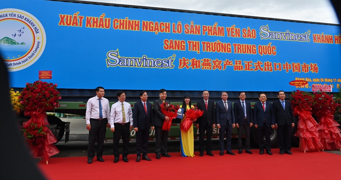 L&amp;atilde;nh đạo Trung ương v&amp;agrave; địa phương trong lễ c&amp;ocirc;ng bố Xuất khẩu ch&amp;iacute;nh ngạch l&amp;ocirc; sản phẩm Yến s&amp;agrave;o Sanvinest Kh&amp;aacute;nh H&amp;ograve;a sang thị trường Trung Quốc.