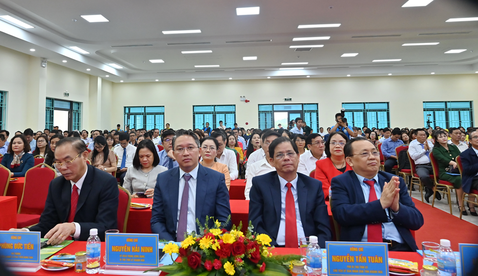 L&amp;atilde;nh đạo Trung ương v&amp;agrave; địa phương tại Lễ kỷ niệm 20 năm x&amp;acirc;y dựng ph&amp;aacute;t triển CTY CP Nước Giải Kh&amp;aacute;t Yến S&amp;agrave;o Kh&amp;aacute;nh H&amp;ograve;a   (B&amp;igrave;a tr&amp;aacute;i qua) Thứ trưởng Bộ N&amp;ocirc;ng nghiệp v&amp;agrave; Ph&amp;aacute;t Triển N&amp;ocirc;ng th&amp;ocirc;n Ph&amp;ugrave;ng Đức Tiến, B&amp;iacute; Thư Tỉnh Ủy Kh&amp;aacute;nh H&amp;ograve;a Nguyễn Hải Ninh, Chủ tịch UBND tỉnh Nguyễn Tấn Tu&amp;acirc;n, Ph&amp;oacute; Chủ Tịch UBND tỉnh L&amp;ecirc; Hữu Ho&amp;agrave;ng.