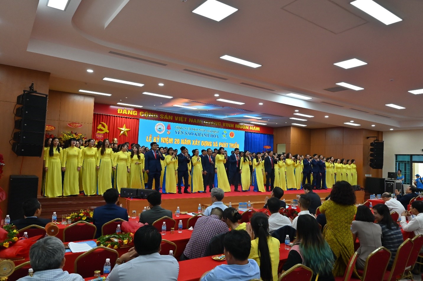 L&amp;atilde;nh đạo &amp;amp; NV to&amp;agrave;n C&amp;ocirc;ng Ty h&amp;aacute;t vang ca kh&amp;uacute;c Sanvinest Kh&amp;aacute;nh H&amp;ograve;a- Thương hiệu V&amp;agrave;ng Quốc Gia