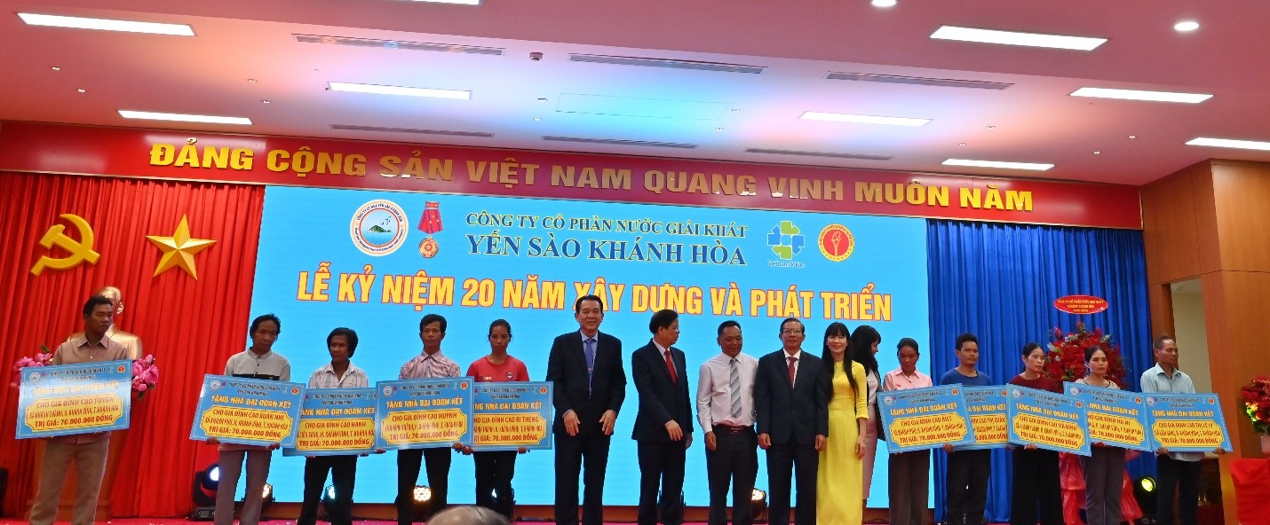 Trao tặng 10 nh&amp;agrave; Đại đo&amp;agrave;n kết cho đồng b&amp;agrave;o ngh&amp;egrave;o huyện Kh&amp;aacute;nh Vĩnh  trị gi&amp;aacute; 70 triệu đồng/nh&amp;agrave;.