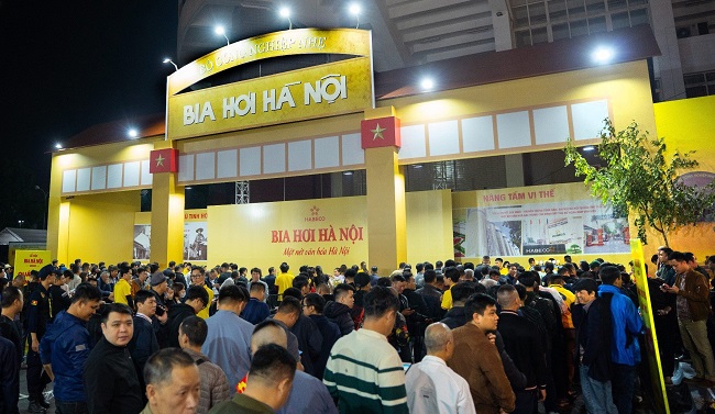 Đ&amp;ocirc;ng đảo người d&amp;acirc;n đến với Lễ hội bia