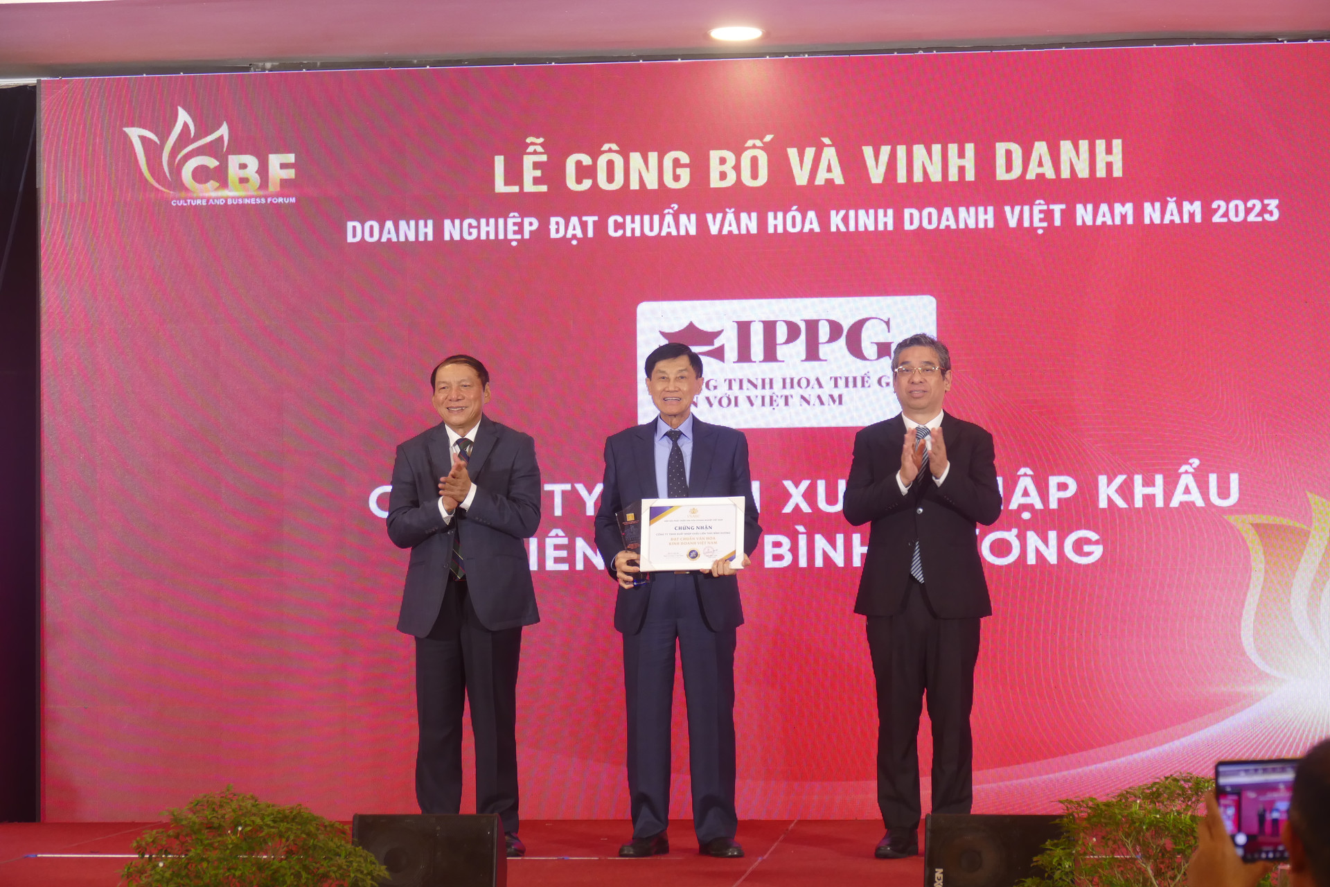Trao chứng nhận &amp;ldquo;Doanh nghiệp đạt chuẩn Văn ho&amp;aacute; kinh doanh Việt Nam&amp;rdquo; năm 2023 cho doanh nghiệp ti&amp;ecirc;u biểu.
