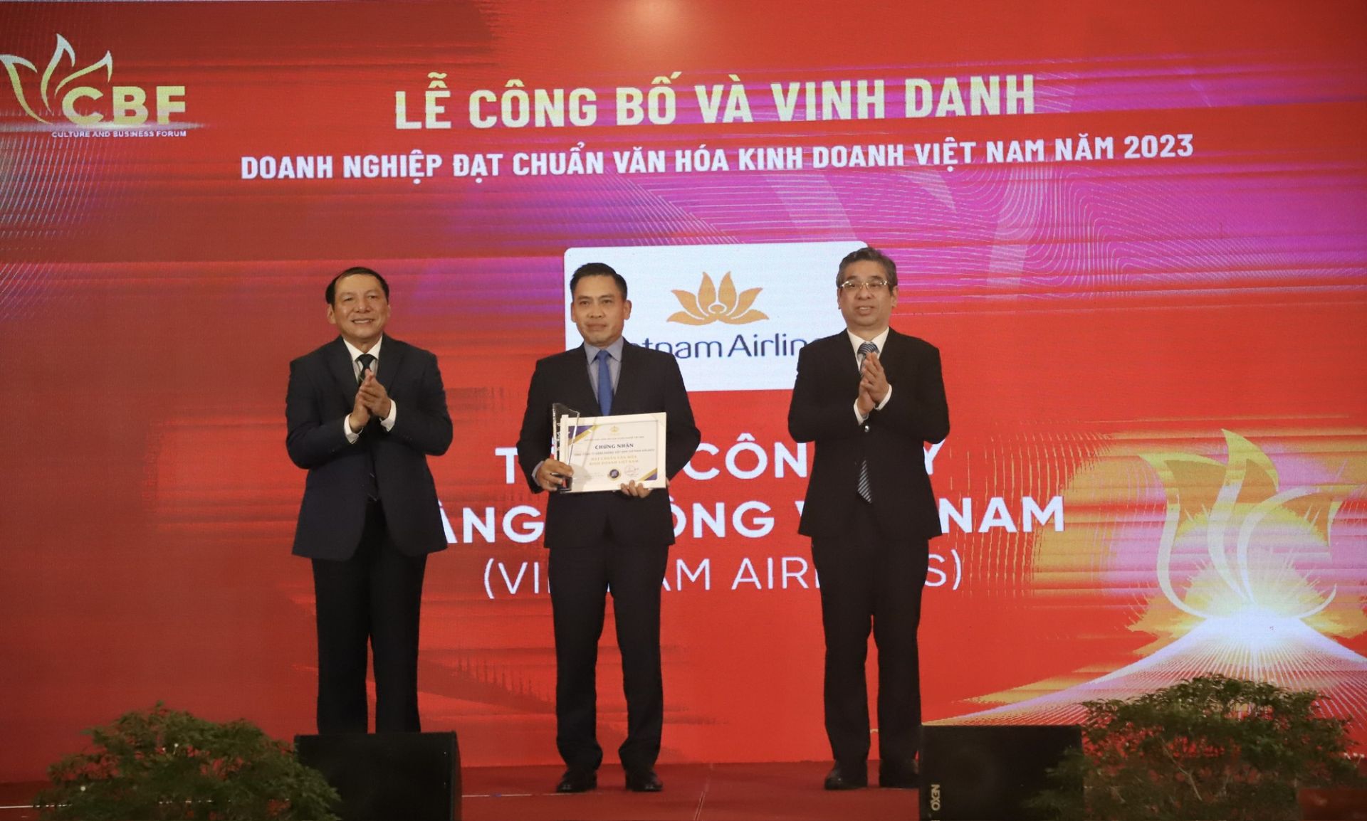 Vietnam Airlines l&amp;agrave; một trong số c&amp;aacute;c doanh nghiệp vinh dự nhận bằng khen từ L&amp;atilde;nh đạo Bộ VHTTDL.