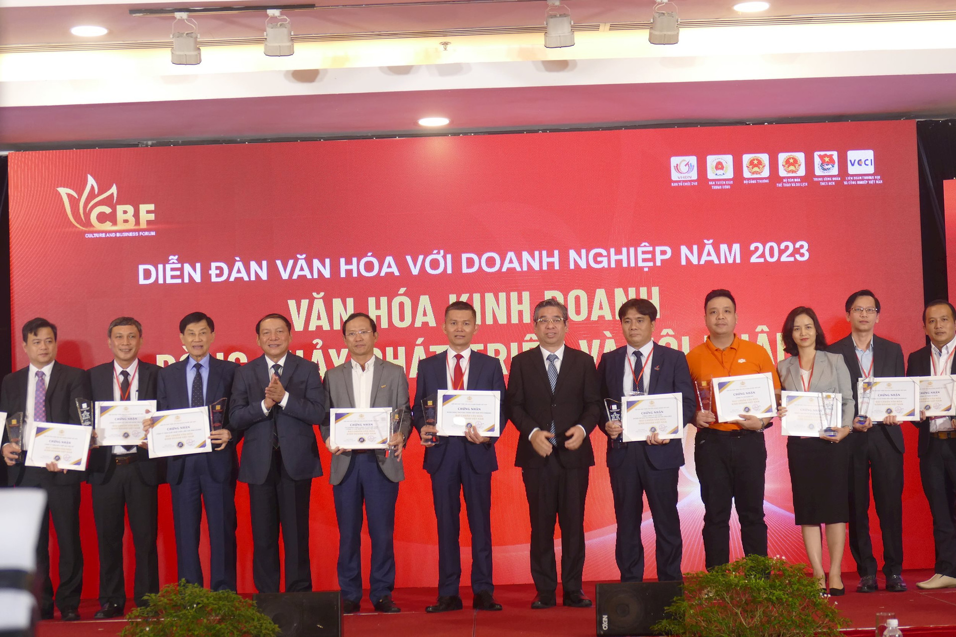 Trao chứng nhận cho c&amp;aacute;c doanh nghiệp ti&amp;ecirc;u biểu tại TP.HCM.
