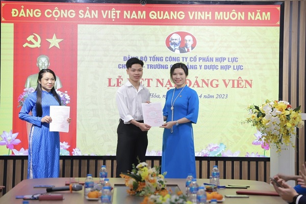 Lễ kết nạp đảng vi&amp;ecirc;n tại chi bộ trường Cao đẳng Y dược Hợp Lực thuộc Đảng bộ Tổng C&amp;ocirc;ng ty CP Hợp Lực
