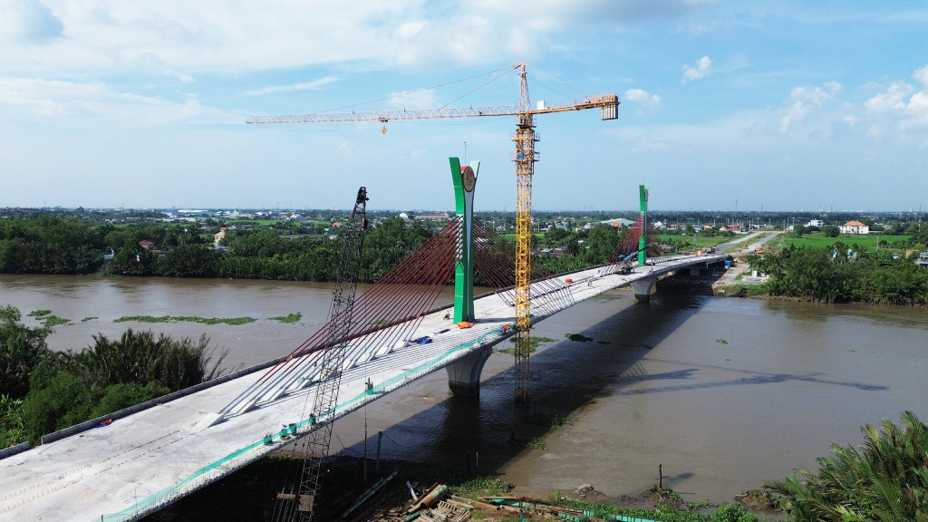 Cầu bắc qua s&amp;ocirc;ng V&amp;agrave;m Cỏ T&amp;acirc;y tr&amp;ecirc;n đường V&amp;agrave;nh đai TP. T&amp;acirc;n An