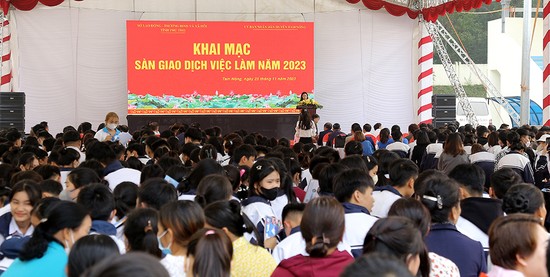 Đ&amp;ocirc;ng đảo người lao động v&amp;agrave; học sinh, sinh vi&amp;ecirc;n nghe tư vấn, th&amp;ocirc;ng tin tuyển dụng của doanh nghiệp