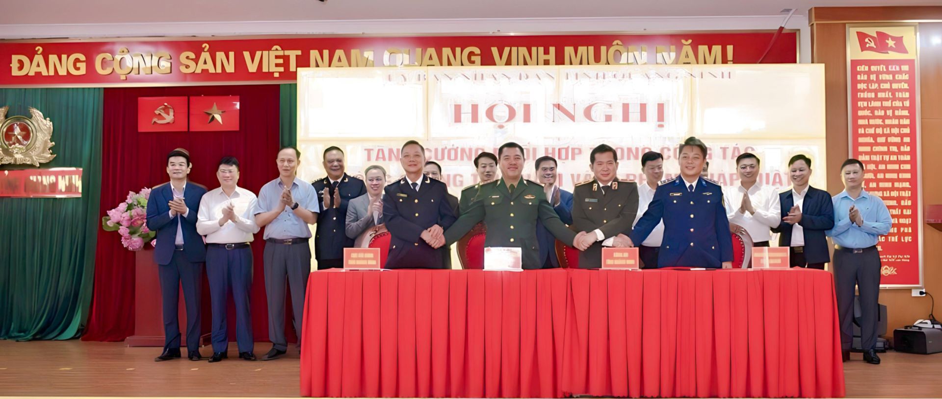 C&amp;ocirc;ng an tỉnh, Bộ Chỉ huy Bộ đội Bi&amp;ecirc;n ph&amp;ograve;ng tỉnh, Cục Hải quan tỉnh v&amp;agrave; Bộ Tư lệnh Cảnh s&amp;aacute;t biển k&amp;yacute; quy chế phối hợp, với sự chứng kiến của l&amp;atilde;nh đạo tỉnh v&amp;agrave; c&amp;aacute;c địa phương