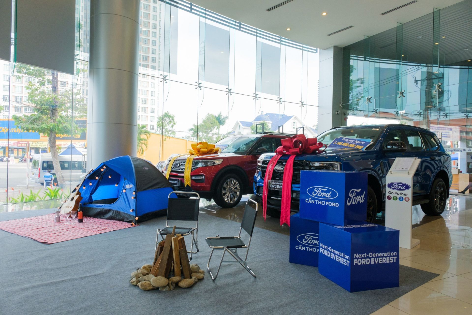 Showroom trưng b&amp;agrave;y đạt chuẩn Ford to&amp;agrave;n cầu với đầy đủ c&amp;aacute;c d&amp;ograve;ng xe