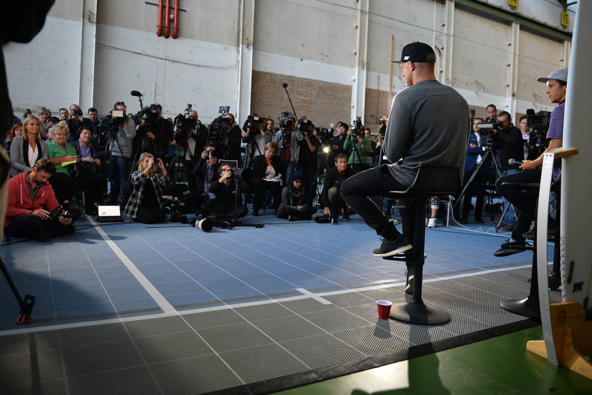 Mick Fanning n&amp;oacute;i chuyện với giới truyền th&amp;ocirc;ng
