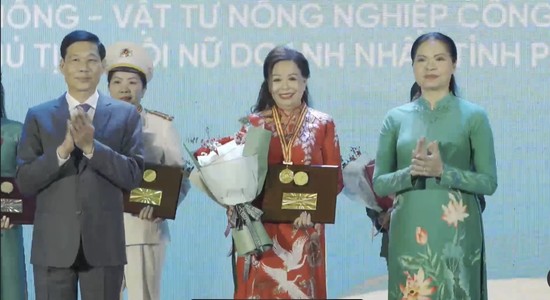 B&amp;agrave; Nguyễn Thị T&amp;acirc;m vinh dự được trao tặng giải thưởng &amp;ldquo;Phụ nữ Việt Nam&amp;rdquo; năm 2022 của Trung ương Hội Li&amp;ecirc;n hiệp Phụ nữ Việt Nam.