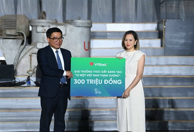 Đại diện Ng&amp;acirc;n h&amp;agrave;ng VPBank trao tặng giải thưởng Th&amp;uacute;c đẩy S&amp;aacute;ng tạo V&amp;igrave; một Việt Nam Thịnh Vượng trị gi&amp;aacute; 300 triệu cho Ban tổ chức Lễ hội Thiết Kế S&amp;aacute;ng Tạo 2023