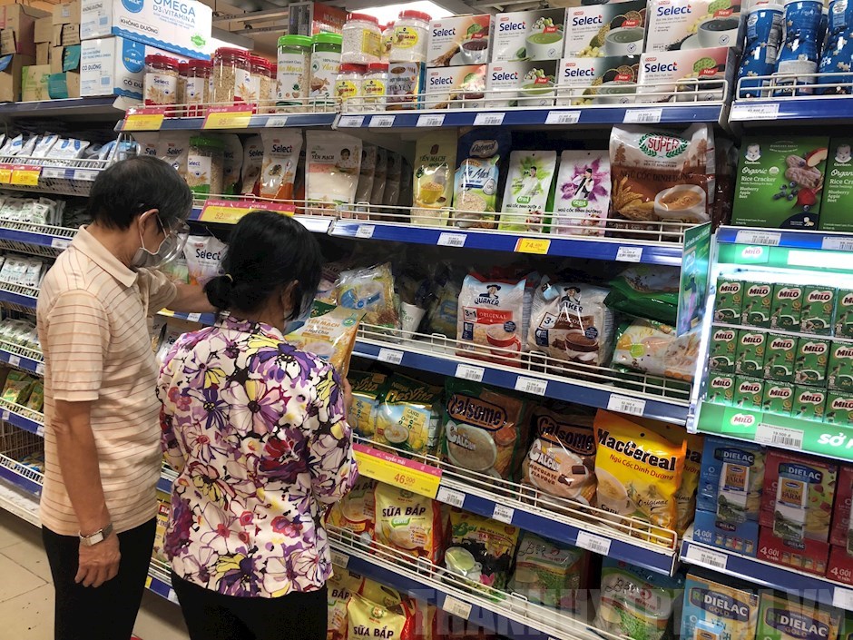 Kh&amp;aacute;ch h&amp;agrave;ng mua sắm c&amp;aacute;c mặt h&amp;agrave;ng thiết yếu tại si&amp;ecirc;u thị Co.opmart