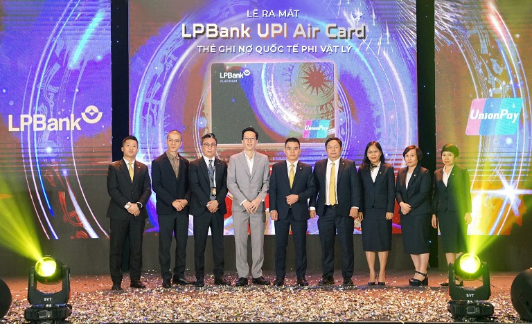 Ảnh minh họaĐại diện Ban L&amp;atilde;nh đạo Union Pay v&amp;agrave; LPBank chụp ảnh lưu niệm