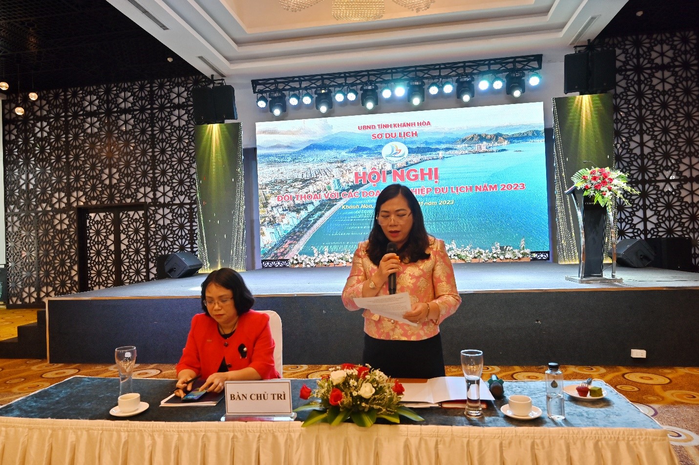 (b&amp;igrave;a phải) B&amp;agrave; Lệ Thanh Gi&amp;aacute;m Đốc Sở Du Lịch Kh&amp;aacute;nh H&amp;ograve;a chủ tr&amp;igrave; Hội nghị đối thoại, tiếp nhận th&amp;ocirc;ng tin của c&amp;aacute;c doanh nghiệp du lịch. Đồng chủ tr&amp;igrave; B&amp;agrave; Đặng Thị Thu Nguyệt &amp;ndash; Trưởng Đại diện Ph&amp;ograve;ng Thương Mại &amp;amp; C&amp;ocirc;ng Nghiệp Việt Nam (VCICI tại Kh&amp;aacute;nh H&amp;ograve;a)