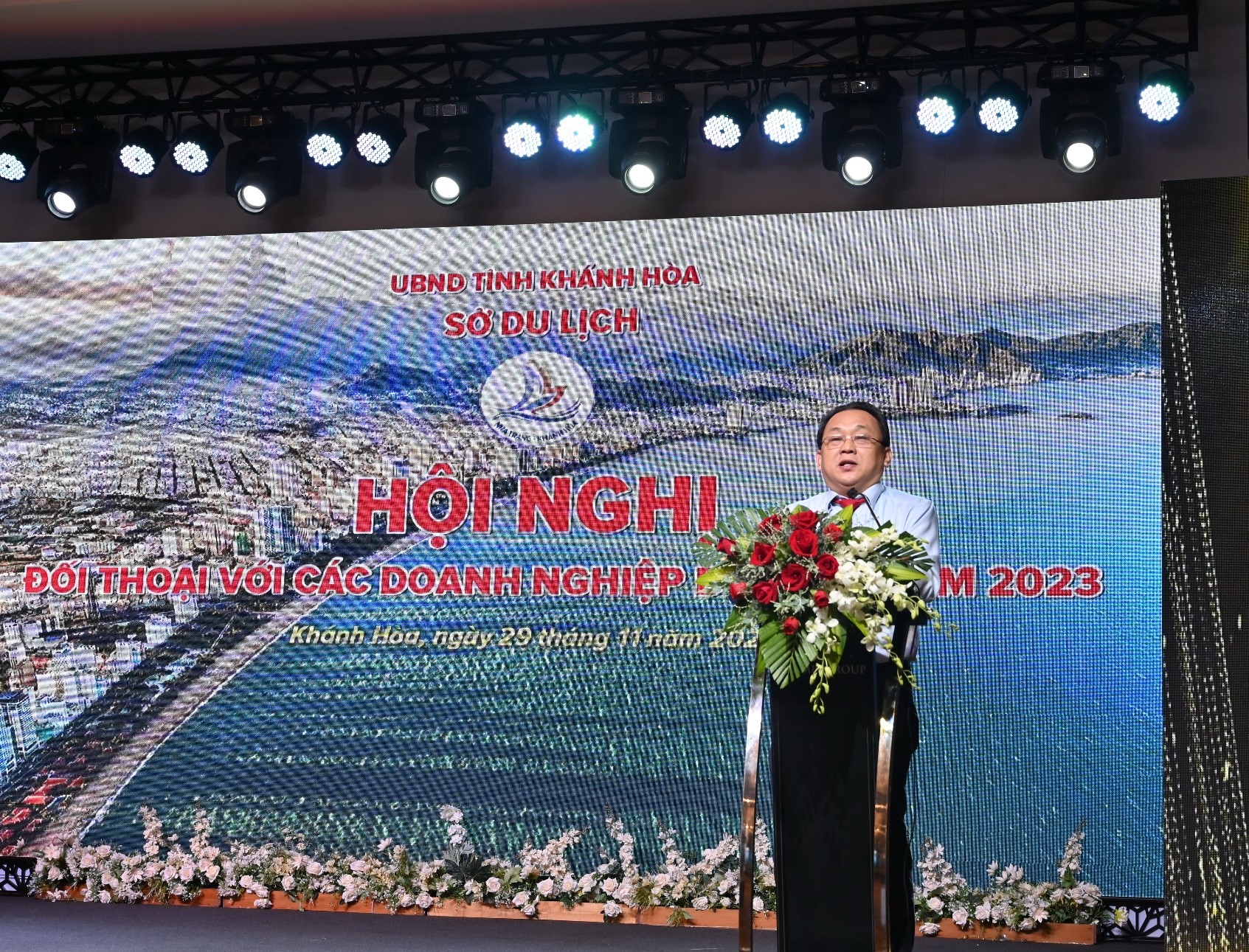 &amp;Ocirc;ng L&amp;ecirc; Hữu Ho&amp;agrave;ng, Ph&amp;oacute; Chủ tịch thường trực UNND tỉnh Kh&amp;aacute;nh H&amp;ograve;a, Ph&amp;aacute;t biểu tại hội nghị