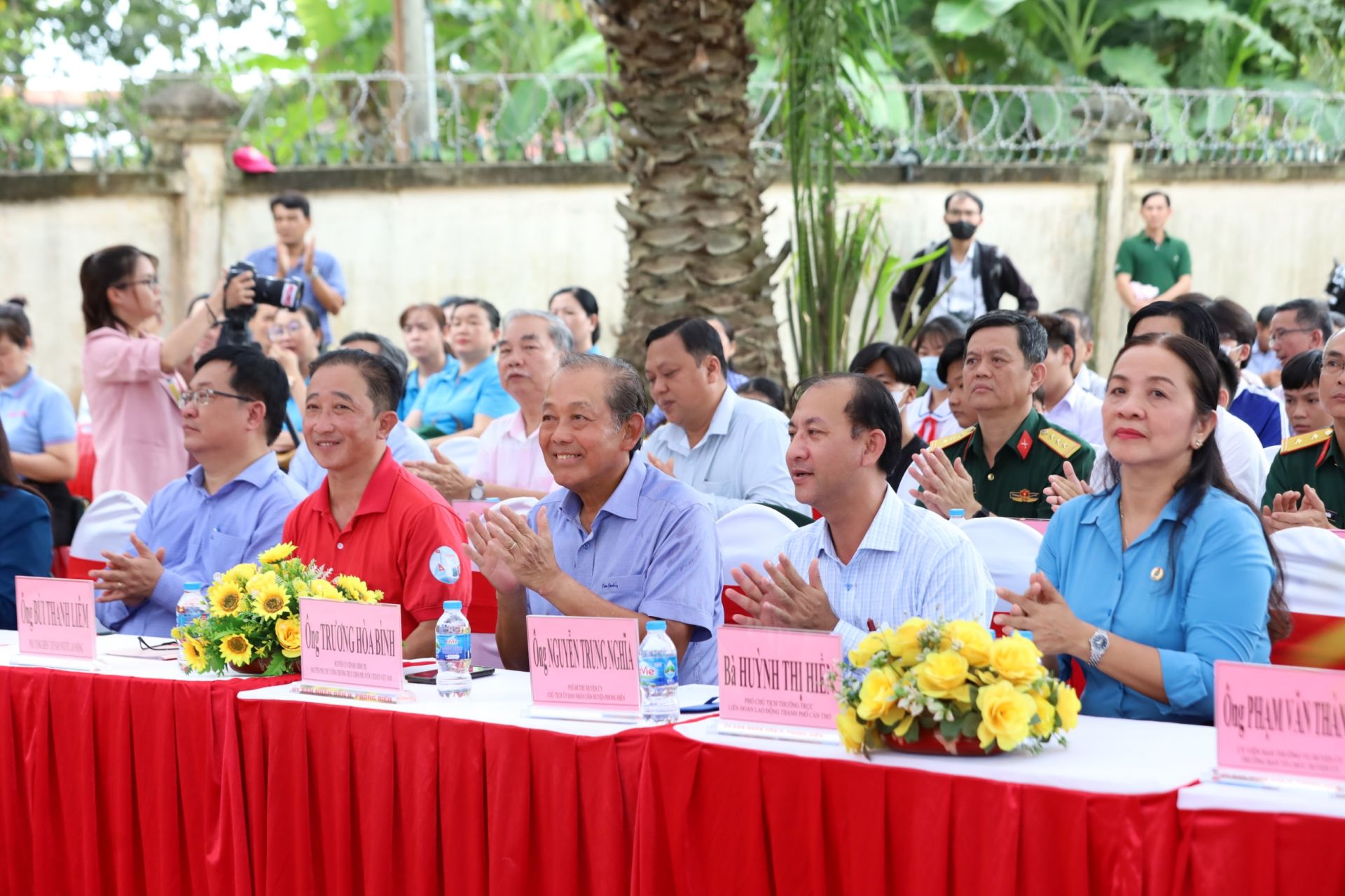 C&amp;aacute;c đại biểu dự lễ kh&amp;aacute;nh th&amp;agrave;nh c&amp;ocirc;ng tr&amp;igrave;nh &amp;ldquo;Đường cờ Tổ quốc&amp;rdquo; tại x&amp;atilde; Nhơn &amp;Aacute;i, huyện Phong Điền.