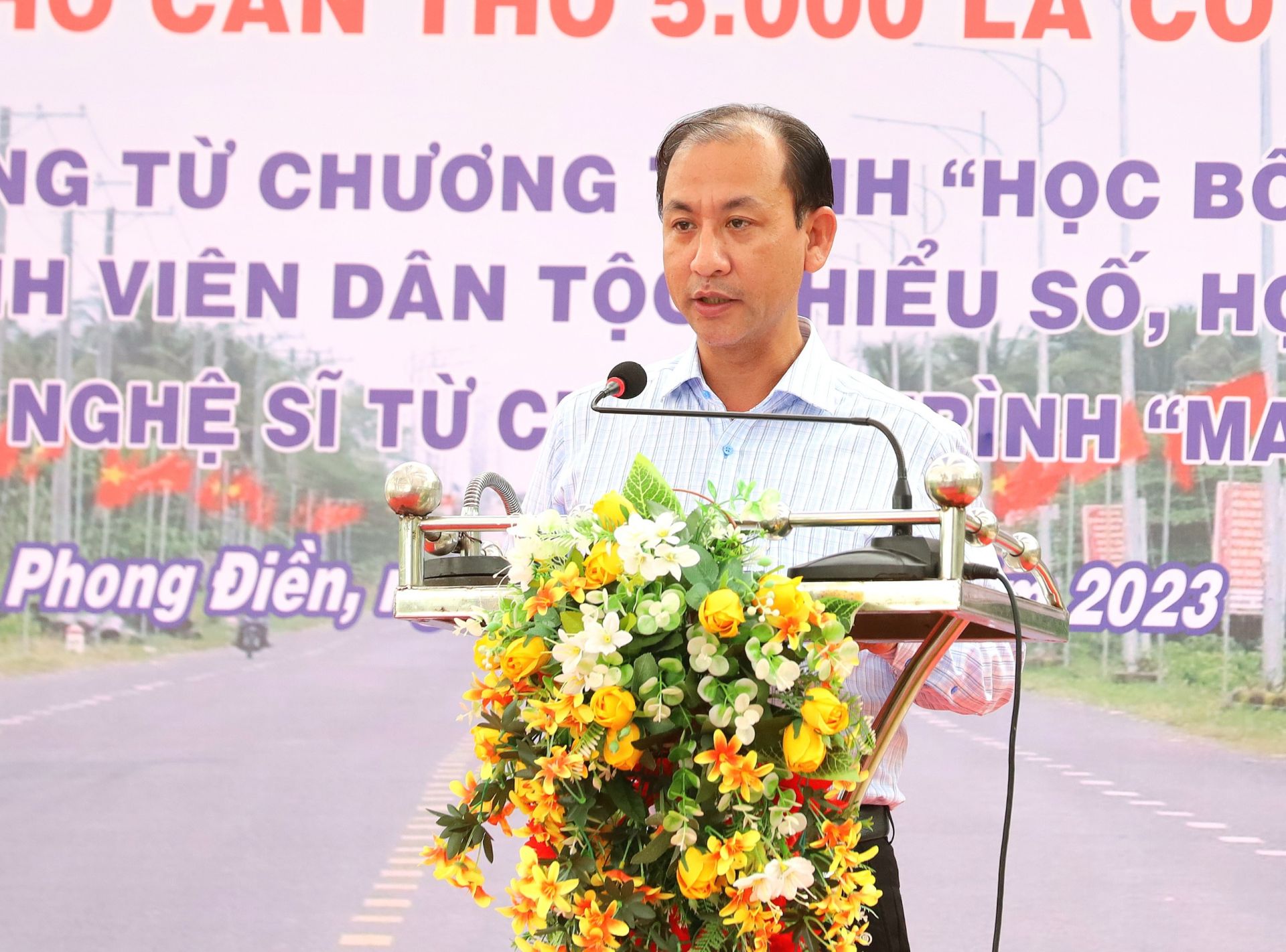 &amp;Ocirc;ng Nguyễn Trung Nghĩa - Chủ tịch UBND huyện Phong Điền ph&amp;aacute;t biểu tại buổi lễ.