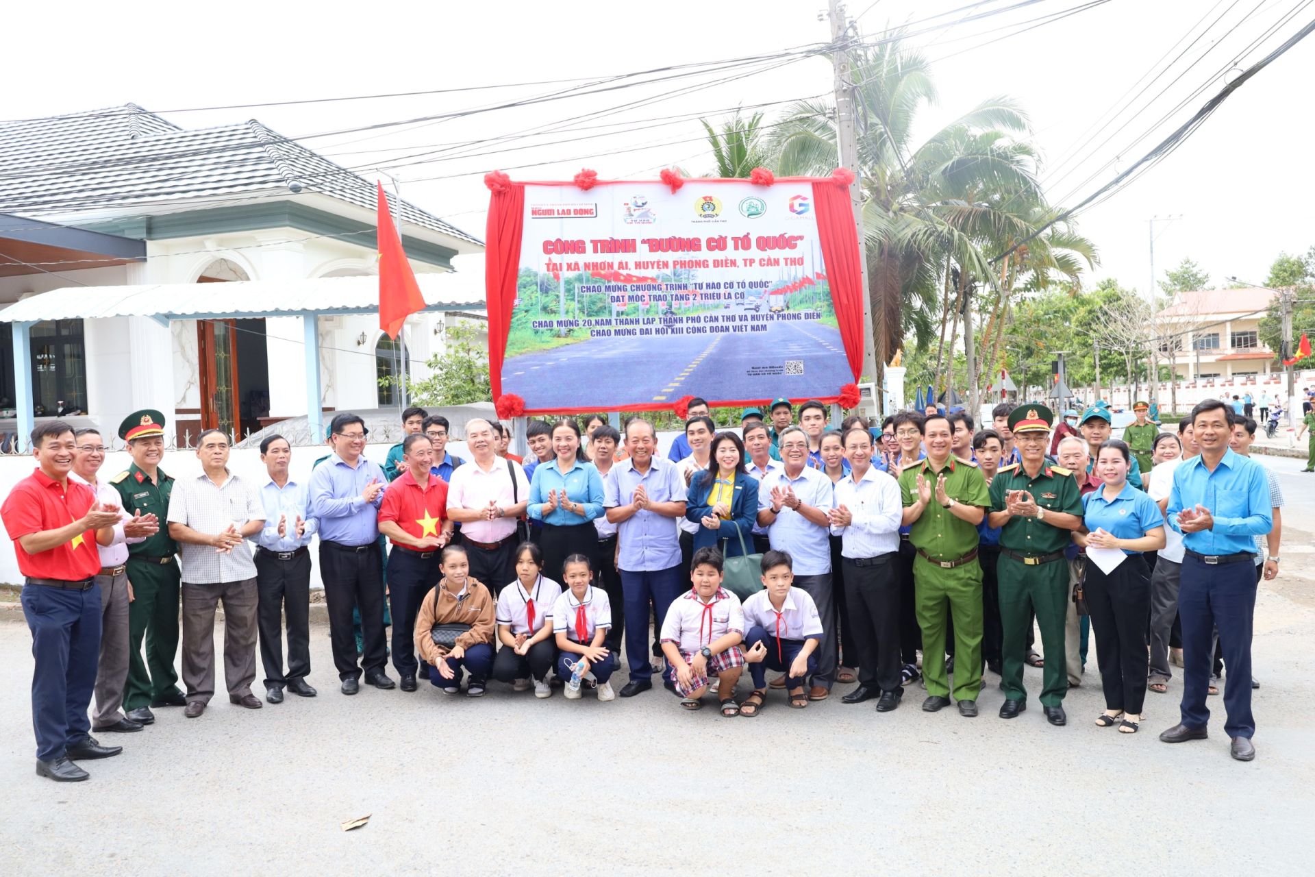C&amp;aacute;c đại biểu v&amp;agrave; nh&amp;acirc;n d&amp;acirc;n chụp h&amp;igrave;nh lưu niệm tại c&amp;ocirc;ng tr&amp;igrave;nh &amp;ldquo;Đường cờ Tổ quốc&amp;rdquo; huyện Phong Điền.