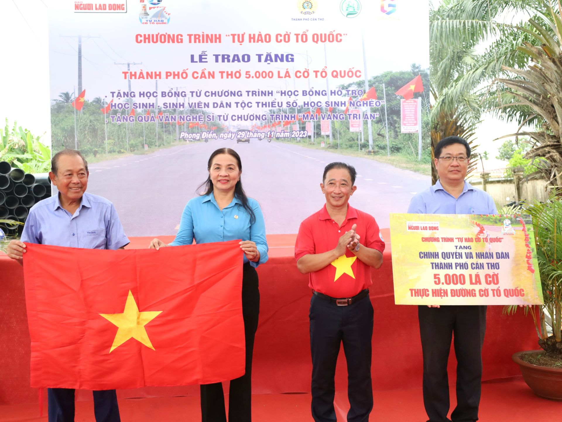 &amp;Ocirc;ng Trương H&amp;ograve;a B&amp;igrave;nh &amp;ndash; Nguy&amp;ecirc;n Ủy vi&amp;ecirc;n Bộ Ch&amp;iacute;nh trị, Nguy&amp;ecirc;n Ph&amp;oacute; Thủ Tướng Thường trực Ch&amp;iacute;nh phủ; Chủ tịch Danh dự chương tr&amp;igrave;nh&amp;rdquo;Tự h&amp;agrave;o Cờ Tổ quốc&amp;rdquo; v&amp;agrave; &amp;ocirc;ng B&amp;ugrave;i Thanh Li&amp;ecirc;m &amp;ndash; Ph&amp;oacute; Tổng bi&amp;ecirc;n tập B&amp;aacute;o Người Lao động trao cờ Tổ Quốc v&amp;agrave; bảng tượng trưng cho đại diện l&amp;atilde;nh đạo huyện Phong Điền v&amp;agrave; l&amp;atilde;nh đạo Li&amp;ecirc;n đo&amp;agrave;n Lao động TP. Cần Thơ.