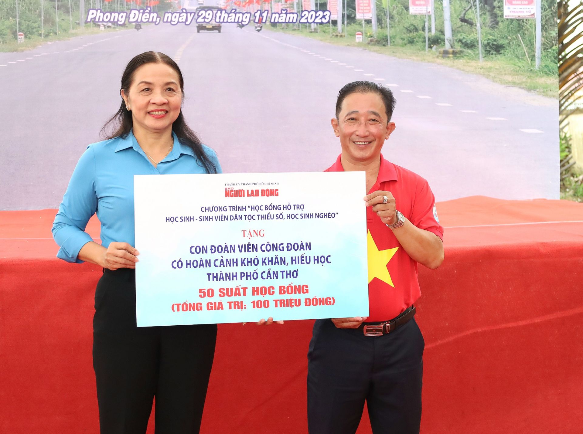 &amp;Ocirc;ng B&amp;ugrave;i Thanh Li&amp;ecirc;m - Ph&amp;oacute; Tổng Bi&amp;ecirc;n tập B&amp;aacute;o Người Lao Động trao 50 suất học bổng (2 triệu đồng/suất) từ chương tr&amp;igrave;nh