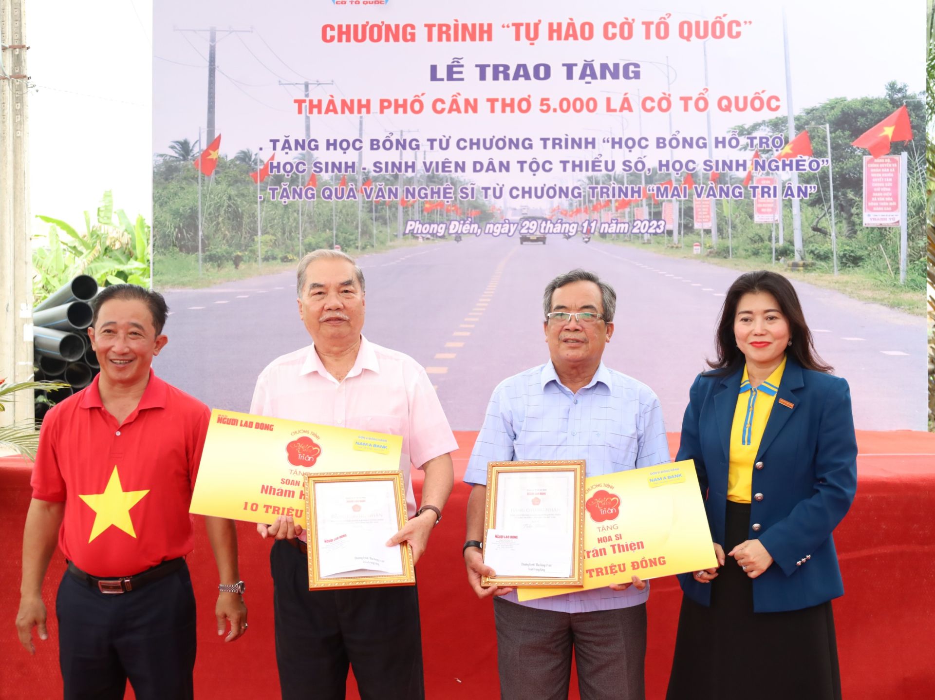 &amp;Ocirc;ng B&amp;ugrave;i Thanh Li&amp;ecirc;m - Ph&amp;oacute; Tổng Bi&amp;ecirc;n tập B&amp;aacute;o Người Lao Động v&amp;agrave; b&amp;agrave; L&amp;ecirc; Thủy Ti&amp;ecirc;n - Ph&amp;oacute; Gi&amp;aacute;m đốc khu vực miền T&amp;acirc;y của Ng&amp;acirc;n h&amp;agrave;ng TMCP Nam &amp;Aacute; trao tặng chương tr&amp;igrave;nh