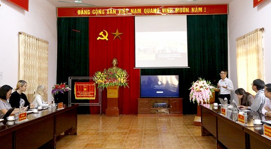 Quang cảnh buổi l&amp;agrave;m việc