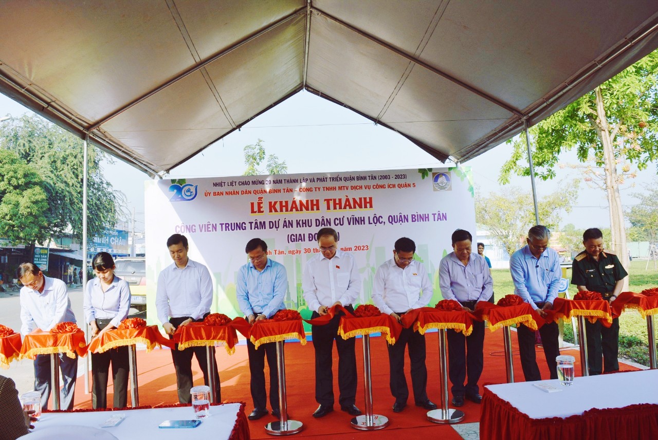 Lễ cắt băng kh&amp;aacute;nh th&amp;agrave;nh C&amp;ocirc;ng vi&amp;ecirc;n Trung t&amp;acirc;m Dự &amp;aacute;n Khu d&amp;acirc;n cư Vĩnh Lộc( giai đoạn 1)