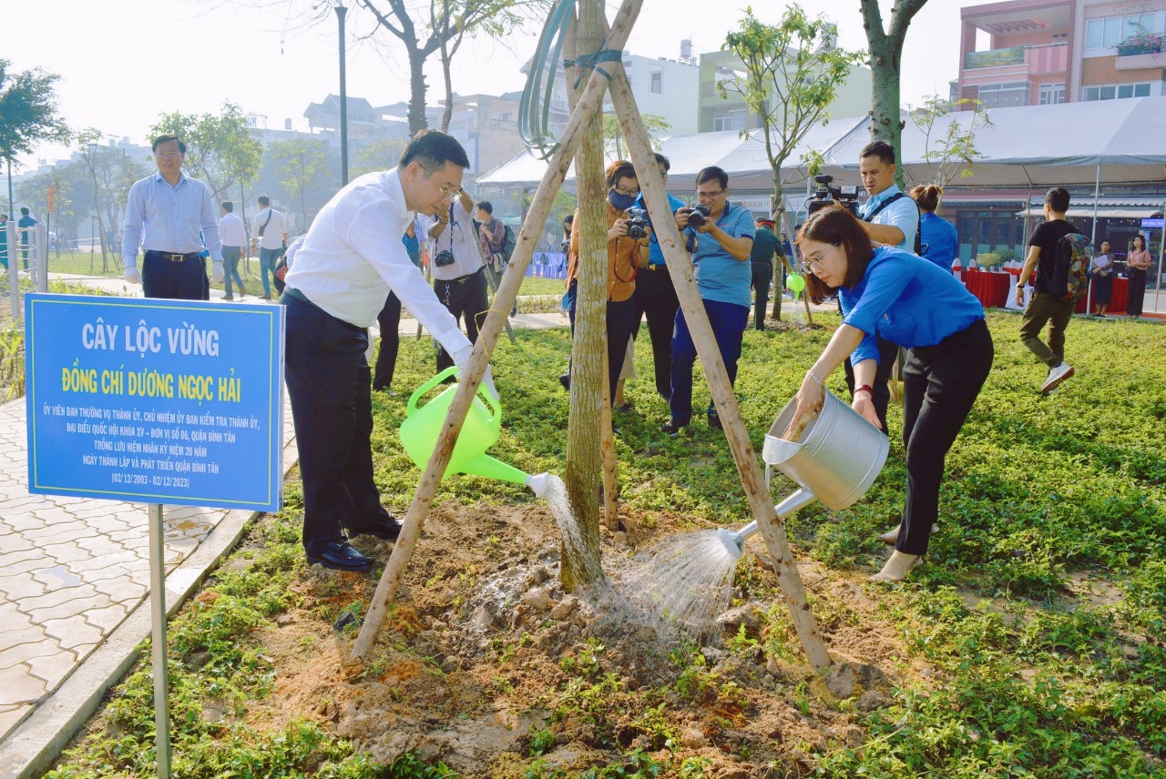 C&amp;aacute;c đồng ch&amp;iacute; trồng c&amp;acirc;y lưu niệm trong buổi lễ s&amp;aacute;ng nay. Trong ảnh l&amp;agrave; &amp;ocirc;ng  Dương Ngọc Hải- Uỷ vi&amp;ecirc;n Ban Thường vụ Th&amp;agrave;nh uỷ, Chủ nhiệm Uỷ ban kiểm tra Th&amp;agrave;nh uỷ, Đại biểu QH kho&amp;aacute; XV