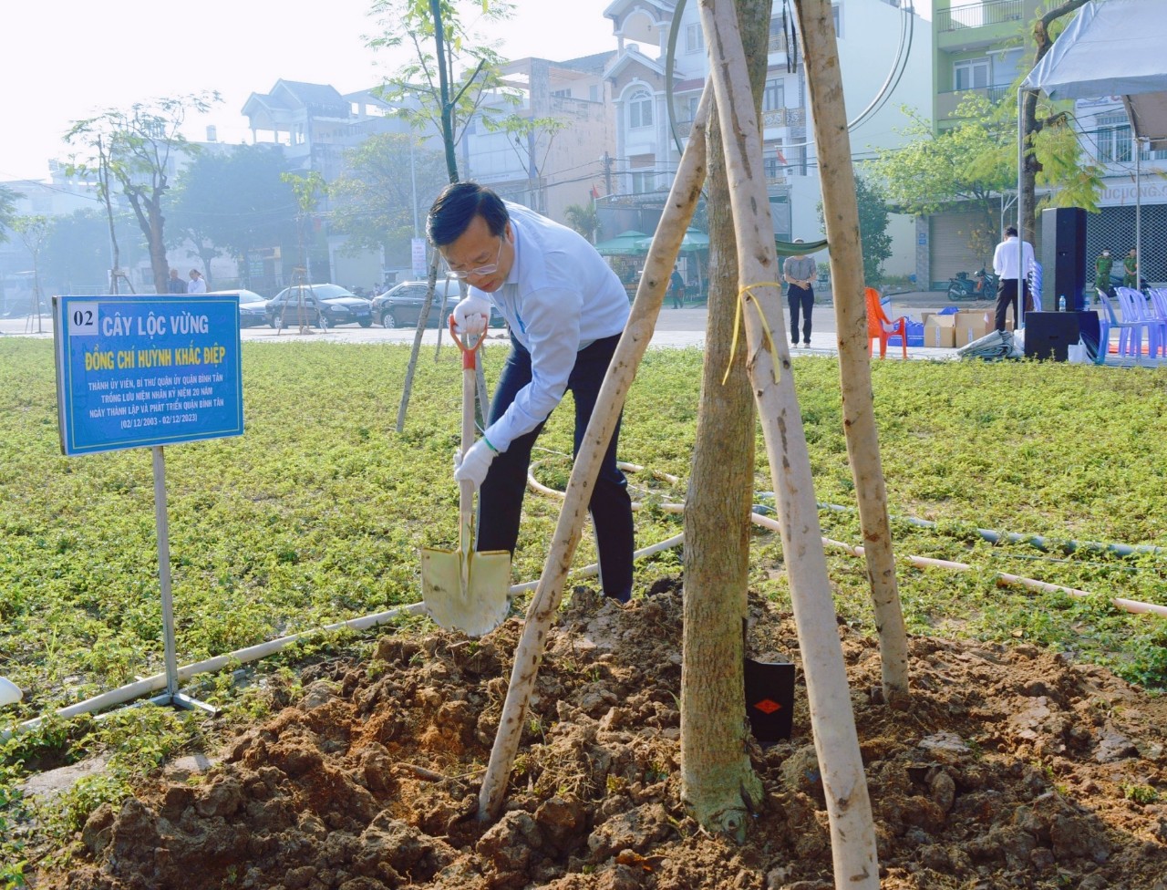 &amp;Ocirc;ng Huỳnh Khắc Điệp- Th&amp;agrave;nh uỷ vi&amp;ecirc;n, B&amp;iacute; thư Quận uỷ trồng c&amp;acirc;y lưu niệm