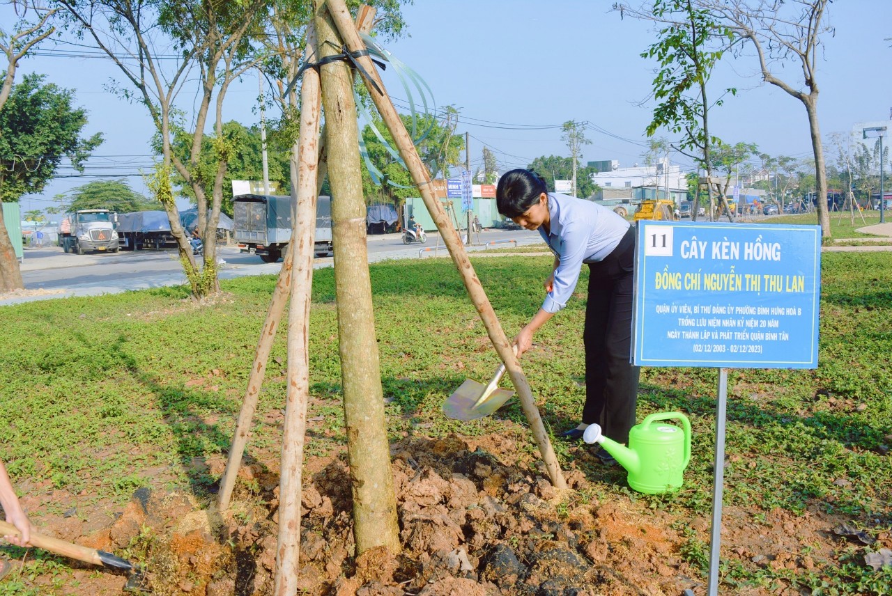 B&amp;agrave; Nguyễn Thị Thu Lan- Quận uỷ vi&amp;ecirc;n, B&amp;iacute; thư Đảng uỷ phường B&amp;igrave;nh Hưng Ho&amp;agrave; B, trồng c&amp;acirc;y lưu niệm