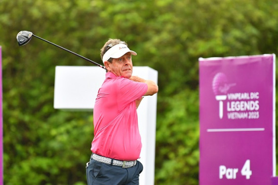 Golfer huyền thoại đầu tiên đạt eagle tại giải golf huyền thoại là ai?